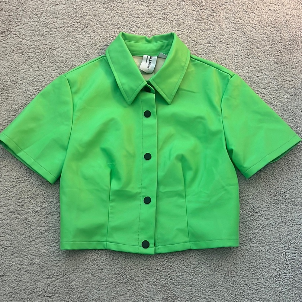 Collusion Cropped Button Down Green Top in a size 2!